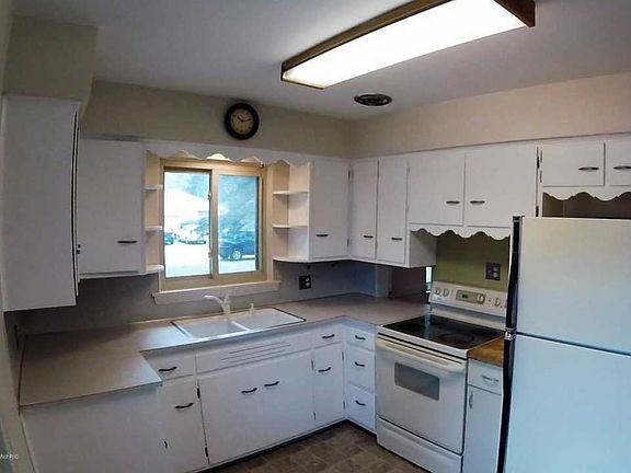 3rd image of 1876 Crestwood Ln