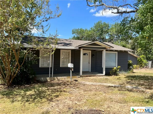 1004 Nelson St, Yoakum, TX 77995