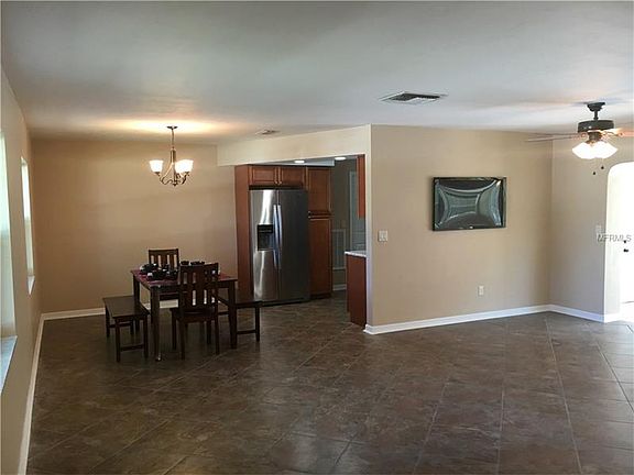 4th image of 2411 Evergreen Ave