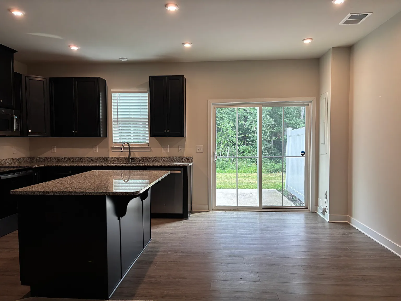 3 bed, 2.5 bath, 1544 sqft, $2,300 — Photo 4