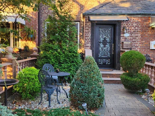 60-74 70th St, Maspeth, NY 11378