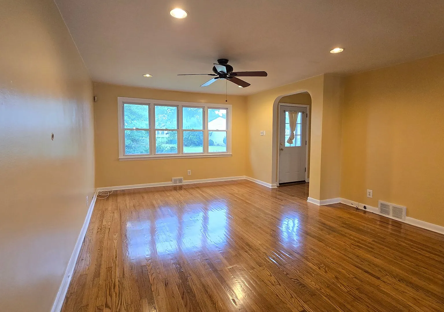 Welcome to this Freshly Painted 3 bedroom 1.5 Bath home! — Photo 3