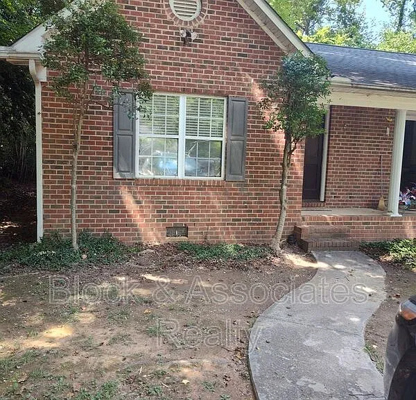 1228 Winslow Ave — Photo 1