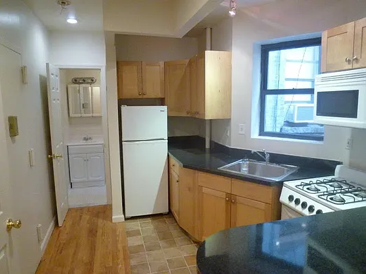 Rented by Chartwell Manhattan Realty | media 14