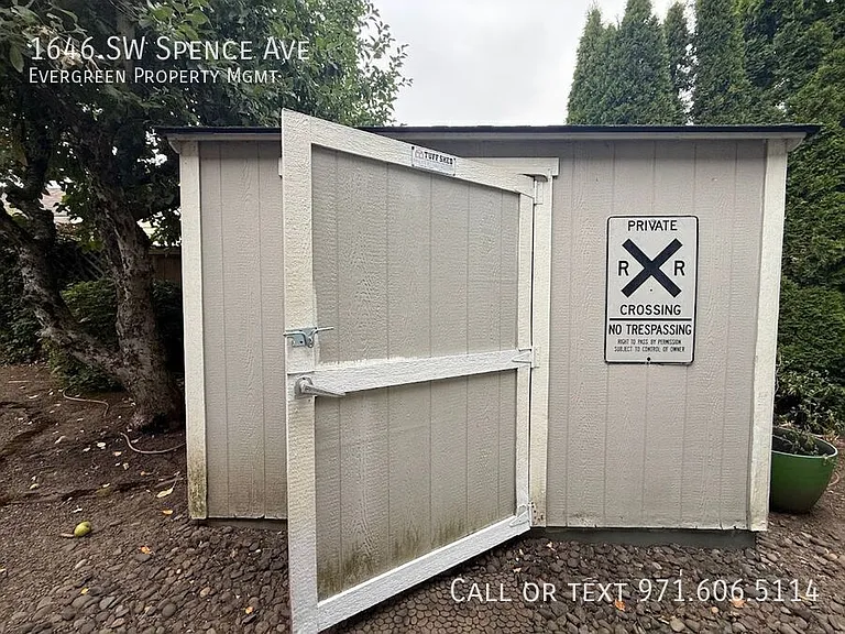 1646 SW Spence Ave — Photo 44