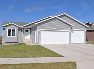 1615 Ridge Dr SE, Mandan, ND 58554