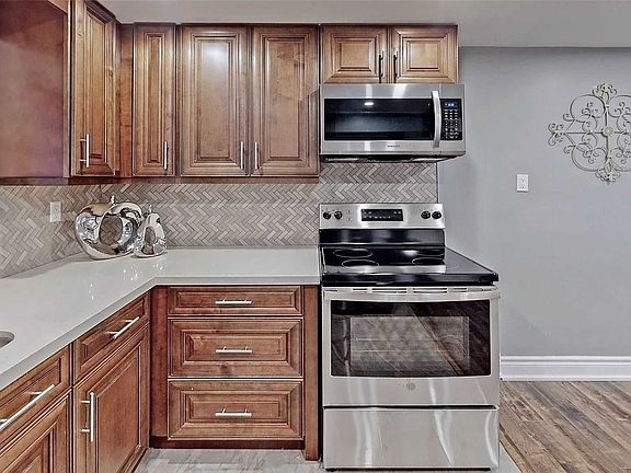 3rd image of 32 Westmoreland Ct