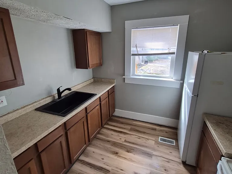 546 N Eastern Ave — Photo 6