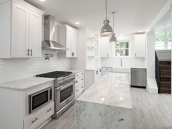 2nd image of 709 Mary Ball St