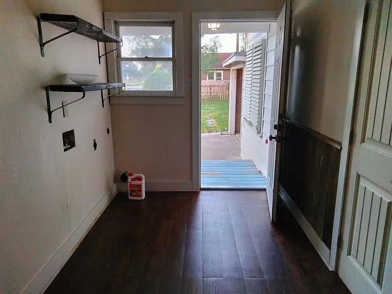 529 E Huisache Ave — Photo 4