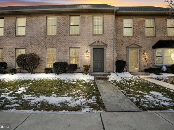 379 Melbourne Ln, Mechanicsburg, PA 17055