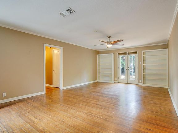 4th image of 400 Woodland St