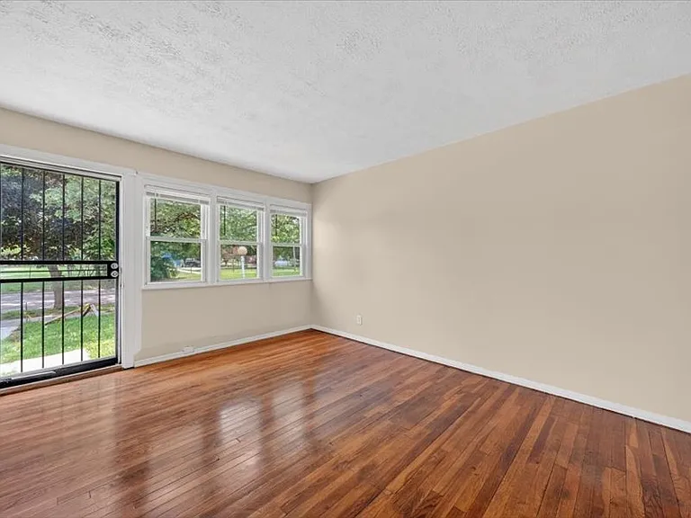 8123 Manor St — Photo 2