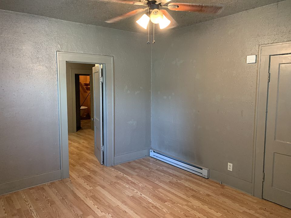 Living Room w/walk-in closet to Rt. w/door to bed room