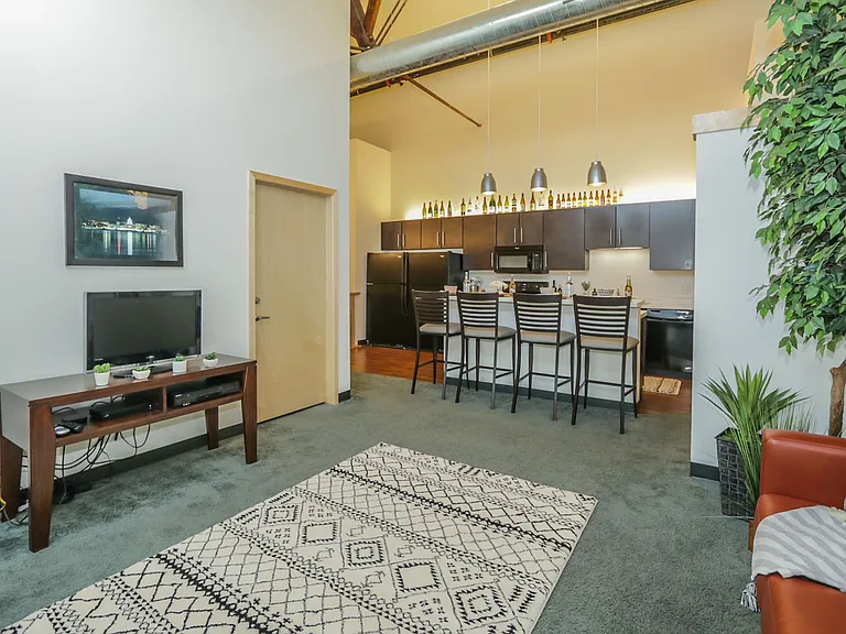 142 W Johnson St — Photo 20