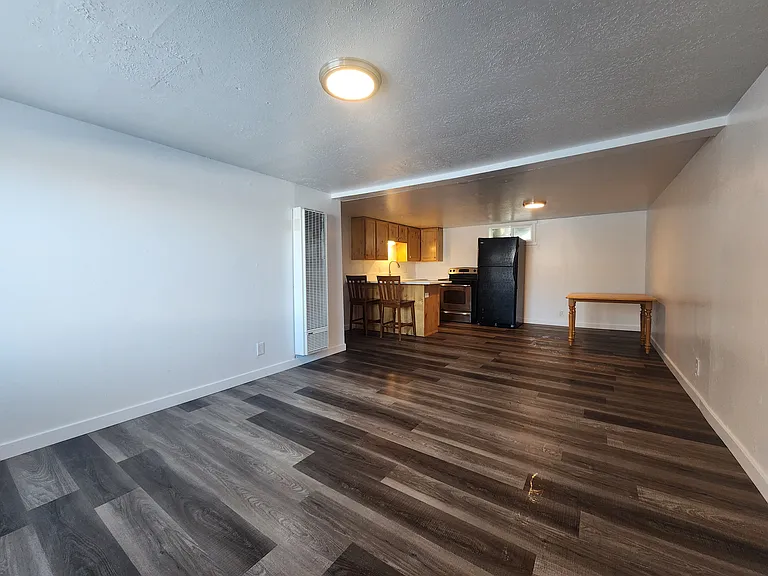 205 E 5th St — Photo 2
