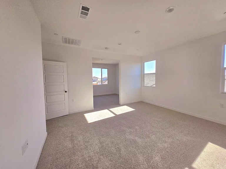 Pioneer Dr W — Photo 36