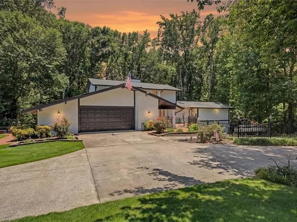 3595 Canon Creek Dr, Cumming, GA 30041