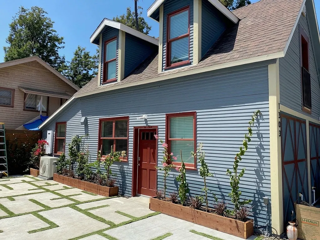 3 bed, 735 sqft, $3,000 — Photo 2