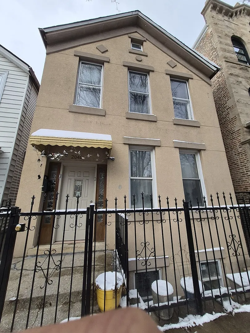 3 bed, 1300 sqft, $2,100 — Photo 1
