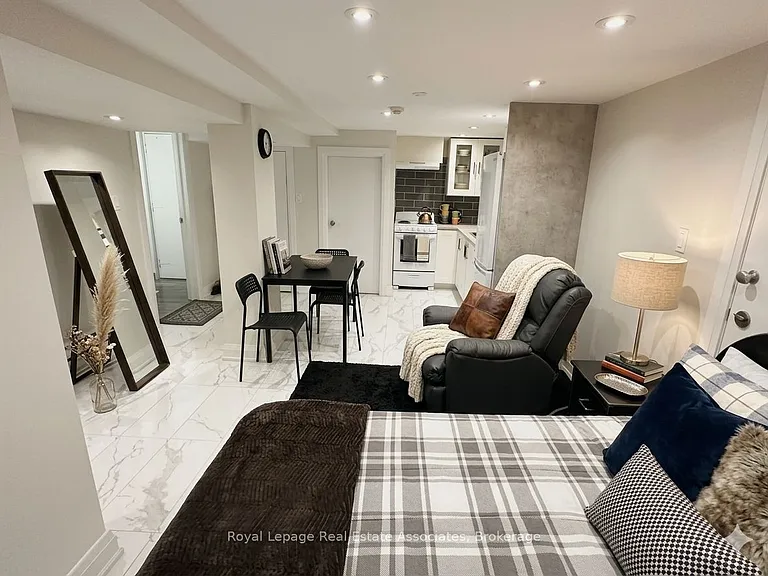 237 Lakeshore Rd E #7 — Photo 4