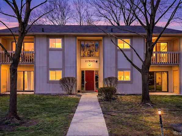 27845 Berrywood Ln, Farmington, MI 48334