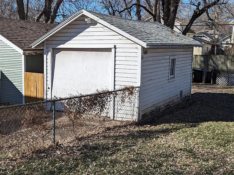 Detached garage