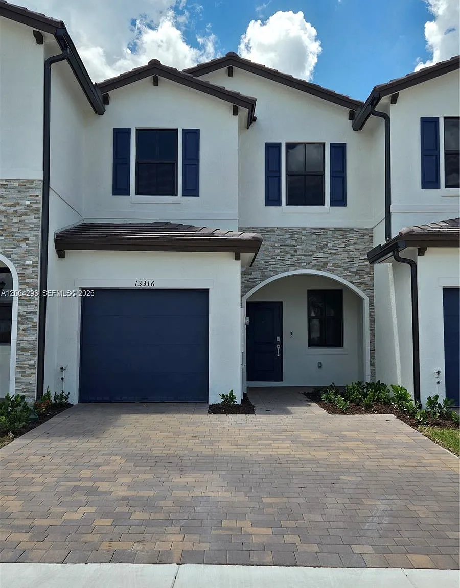 3 bed, 2.5 bath, 1331 sqft, $2,680 — Photo 1