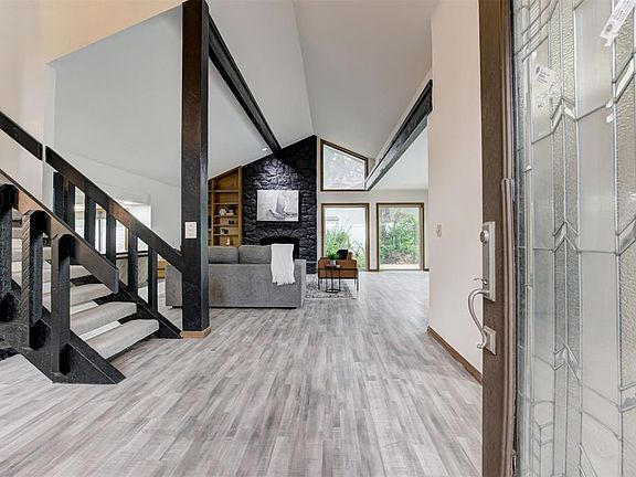 3rd image of 3021 Raintree Rd