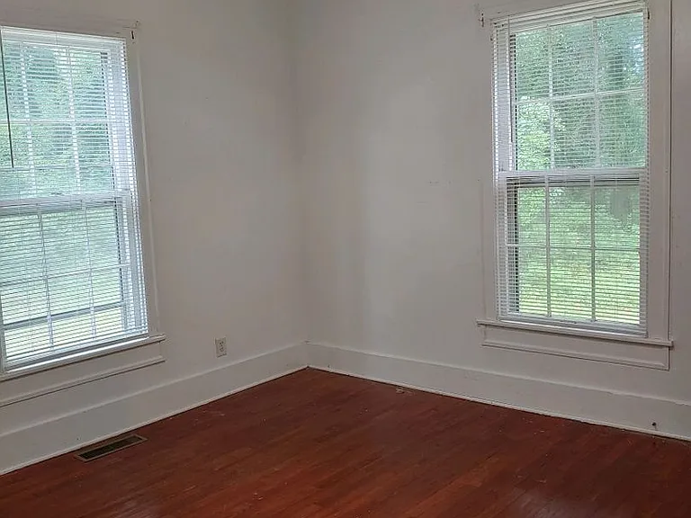 318 S Limestone St — Photo 3