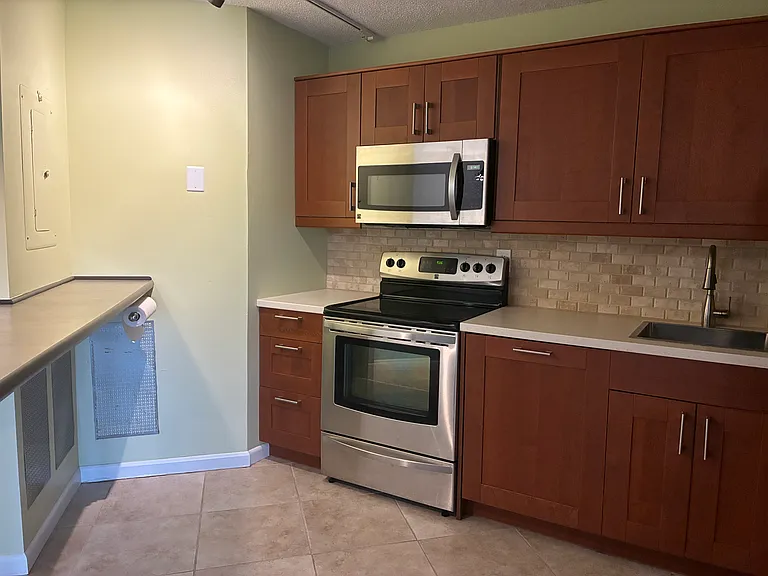 1999 NE Collins Cir #100 — Photo 16