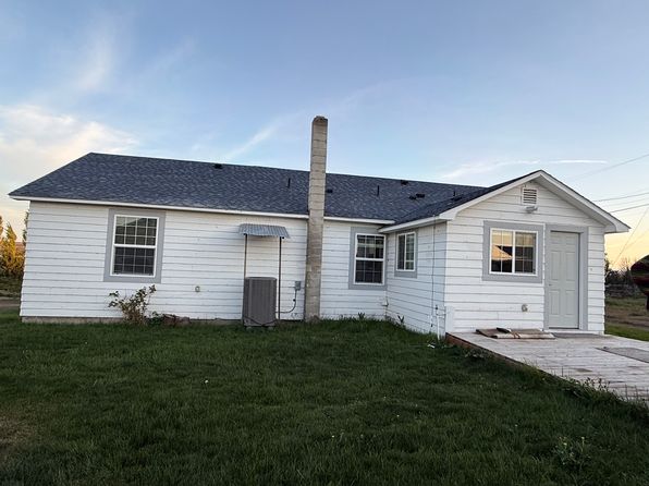 401 Lakes Ln