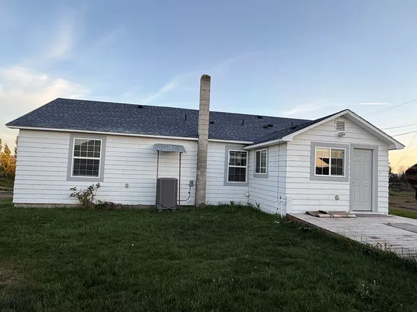 401 Lakes Ln, Selah, WA 98942