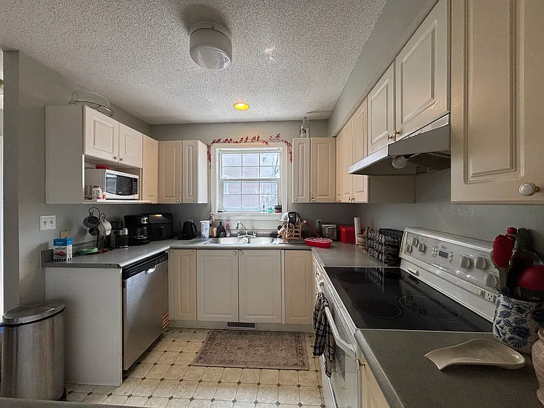 16 Frederick Ln — Photo 9