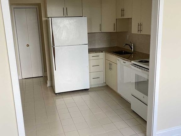 4th image of 1590 Anderson Ave #21H