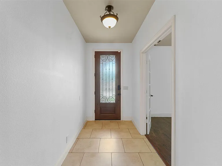 1204 E Shawnee Dr — Photo 2