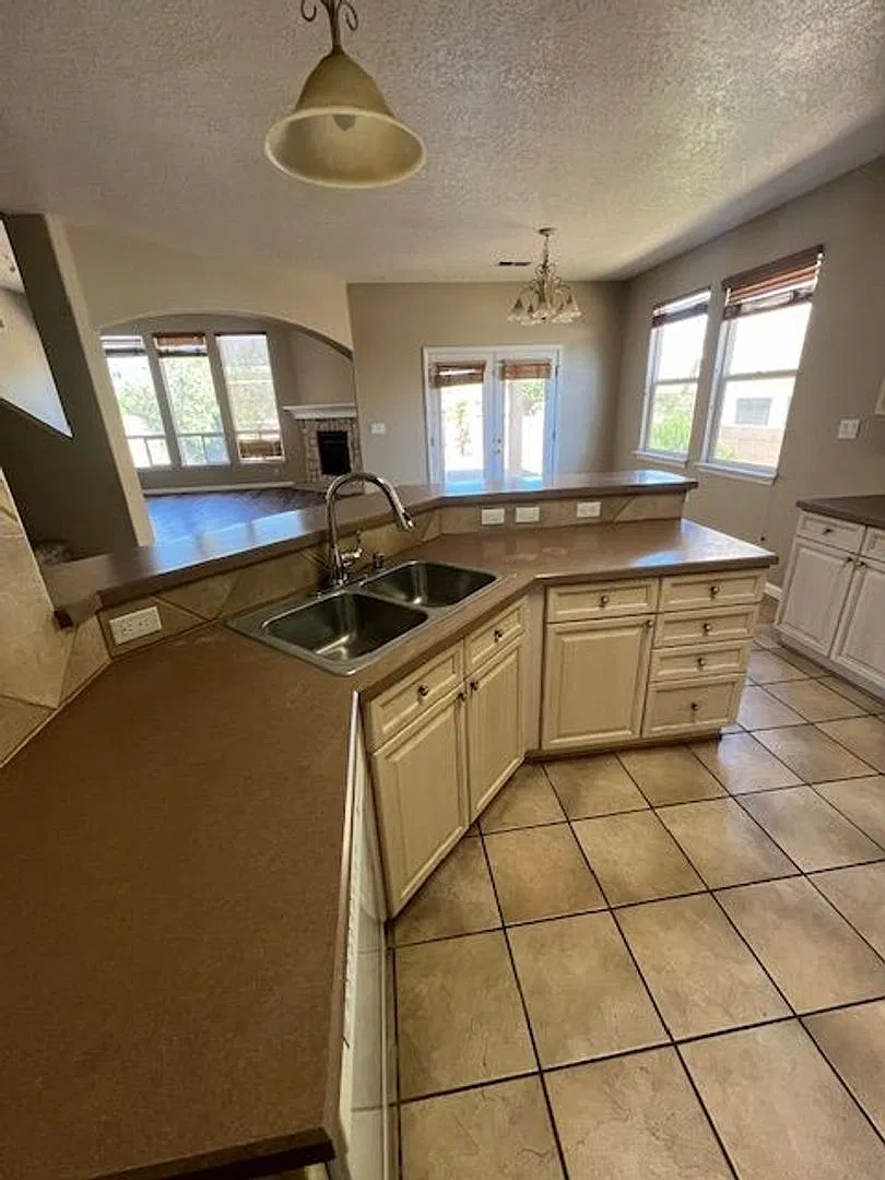 Beautiful 4 bedroom , 2.5 Bathroom 3 car garage, back yard access,Two Story Home with 2,424 squar... — Photo 4