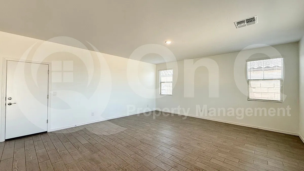 4 bed, 3.0 bath, 2331 sqft, $2,200 — Photo 3