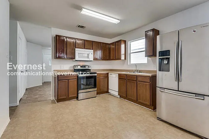 3 bed, 2.0 bath, 1341 sqft, $1,795 — Photo 2