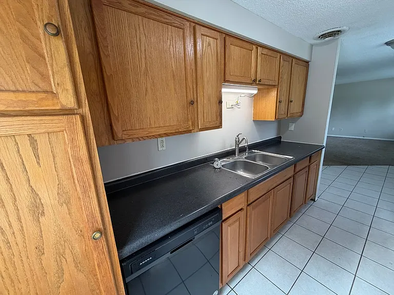 1827 Parkdale Dr — Photo 4