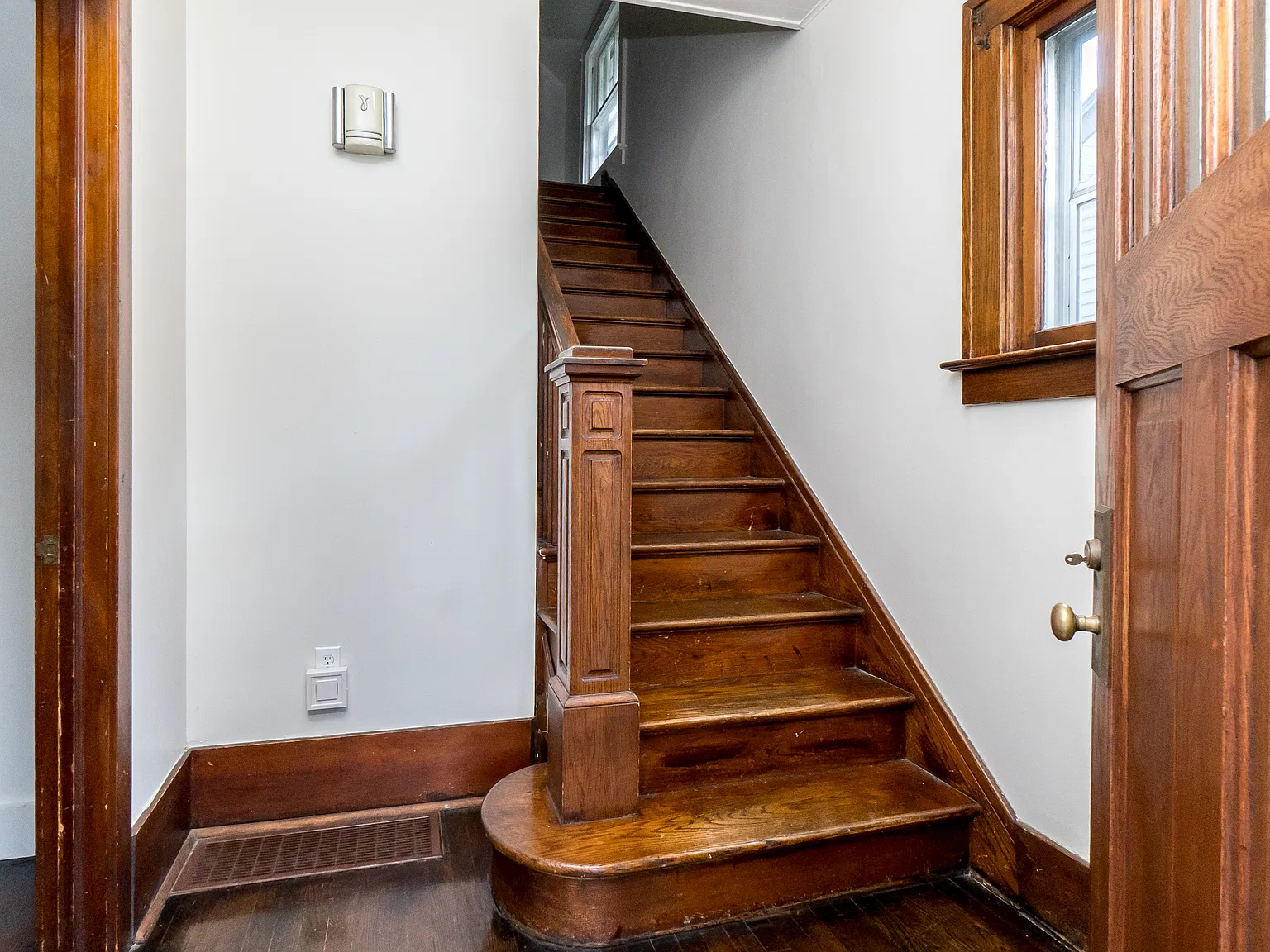 1014 Woodlawn - 1 — Photo 2