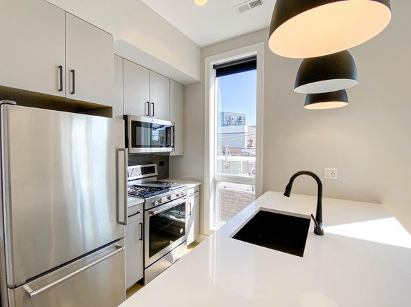 1050 W Cornelia Ave #402