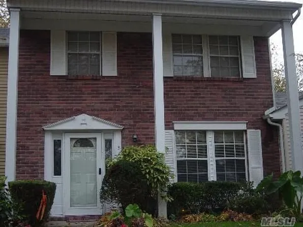 3 Lexington Ct, Coram, NY 11727