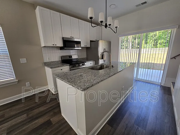 402 Giles St — Photo 23