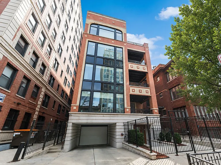 441 W Briar Pl #1 — Photo 1