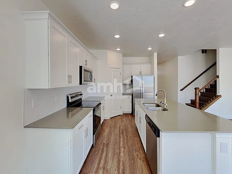 2184 E Silverado Ln — Photo 3