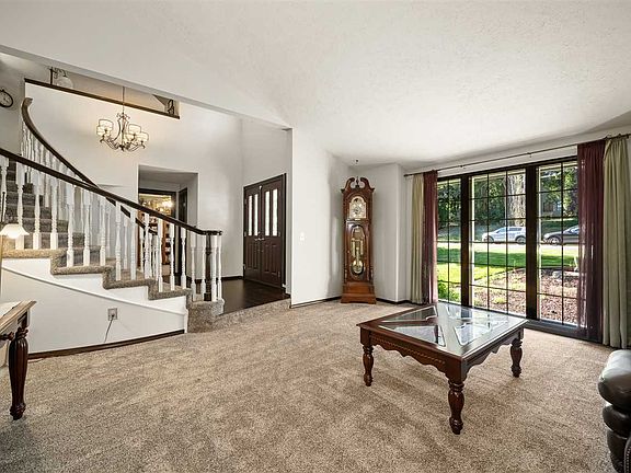 5th image of 8012 E Columbia Dr