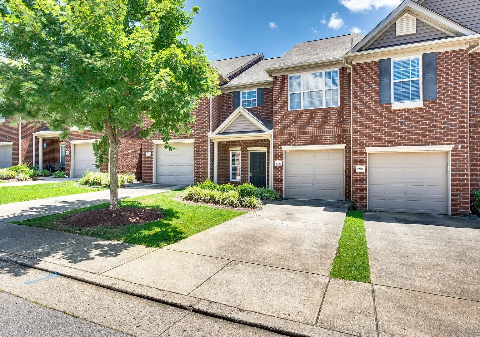Stunning 3BR/2.5BA Updated Townhome in Prime Location! — Photo 3