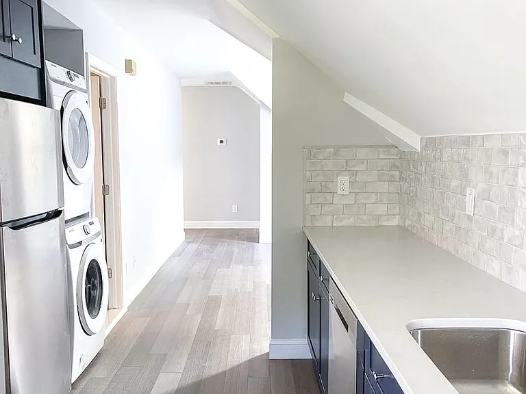 236 Nicoll St — Photo 2