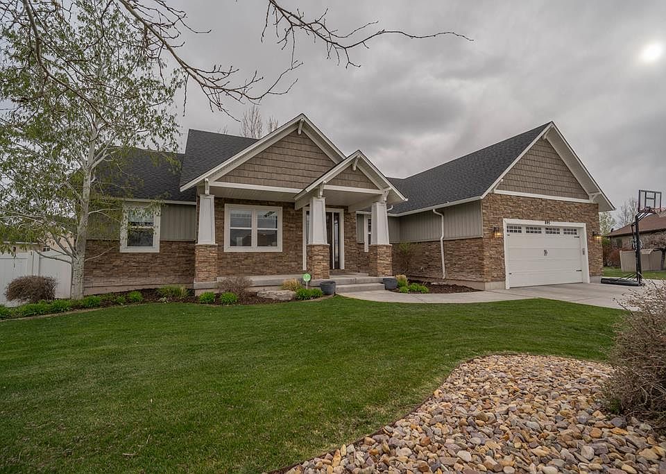 1st image of 895 Mesa Cir